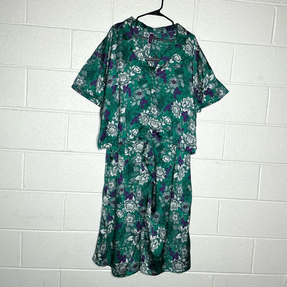 < Adore Me Verica Floral Green Satin Pajama Set > - Picture 2 of 9